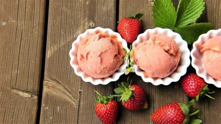 苺とイチゴ味のアイスクリームが並べられた写真