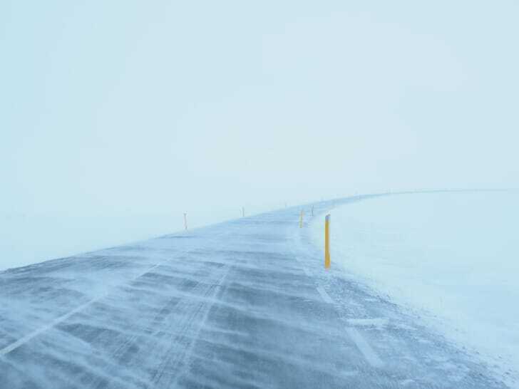 凍結している道路の写真