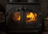 暖炉の中で火がめらめらと燃えている画像