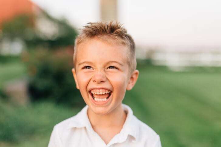 笑顔がかわいい6歳の男の子の写真