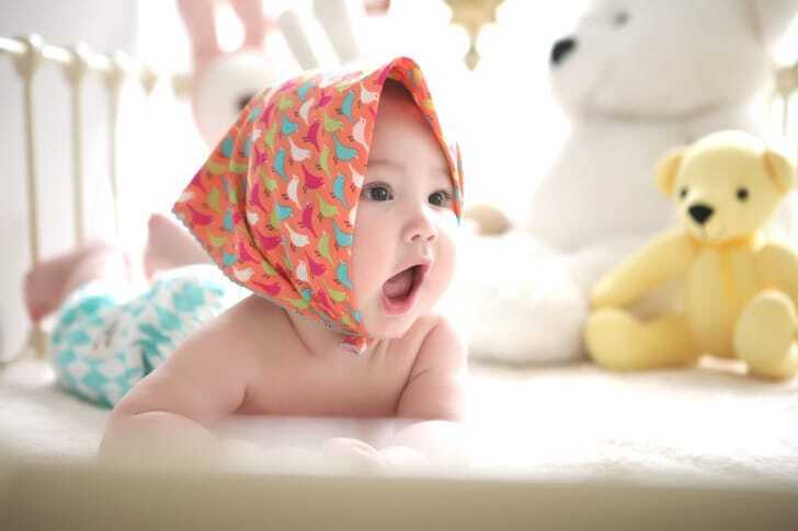 布を被った赤ちゃんの写真