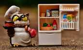 冷蔵庫とミミズクのコックさんのフィギュア