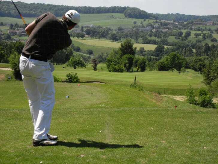 ゴルフをしている人の写真