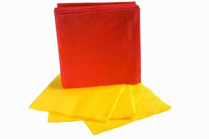正方形の赤と黄色の紙エプロンの画像