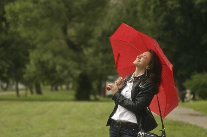 丈夫な折りたたみ傘をさしている女性の写真