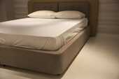 高反発枕を並べたベッドの写真