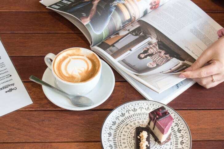 カフェラテとケーキと雑誌の写真