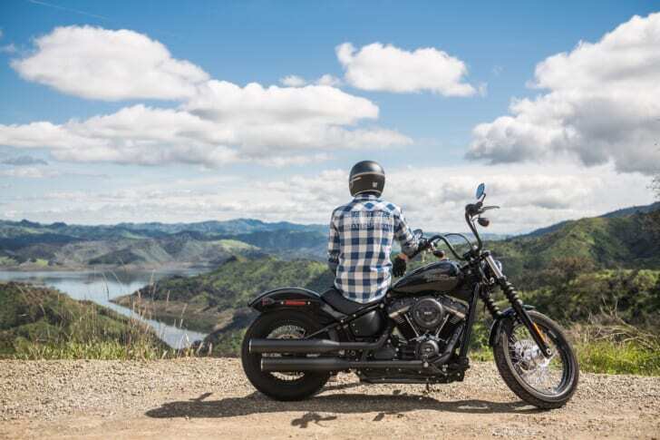 バイクに座って景色を見ている人の写真