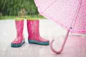女の子向けの長靴と傘の画像