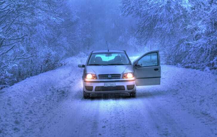 雪道に止まる車の写真