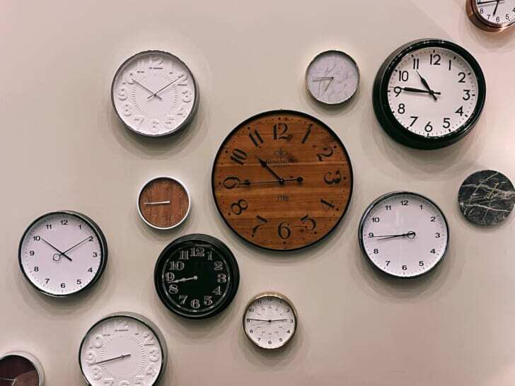 色いろなデザインの時計が壁にかかっている写真