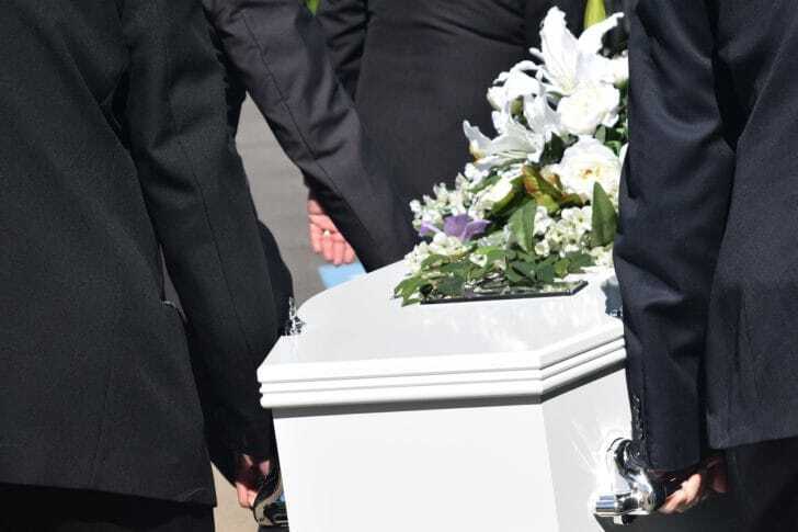 キリスト教的白い棺を運ぶお葬式の写真