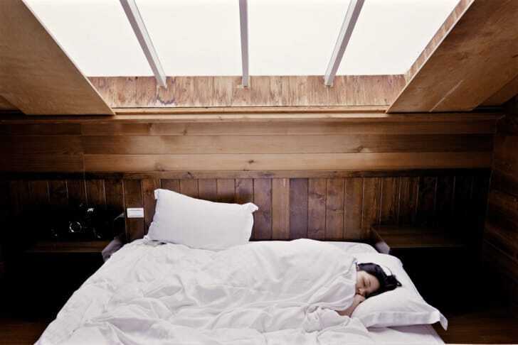 寝室で眠っている女性の写真