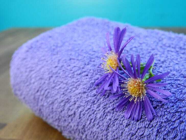 紫の花と紫のタオル地の写真