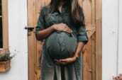 ドアの前に立つ妊婦さんの写真