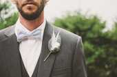 結婚式で蝶ネクタイを身に付けている人の写真