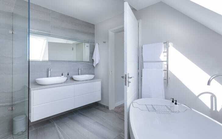 白を基調としたスタイルのバスルームの画像