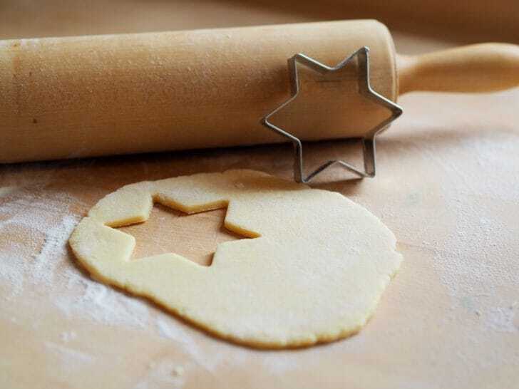 クッキー生地と抜き型、麺棒の画像