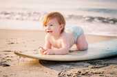 海で遊ぶ赤ちゃんの写真