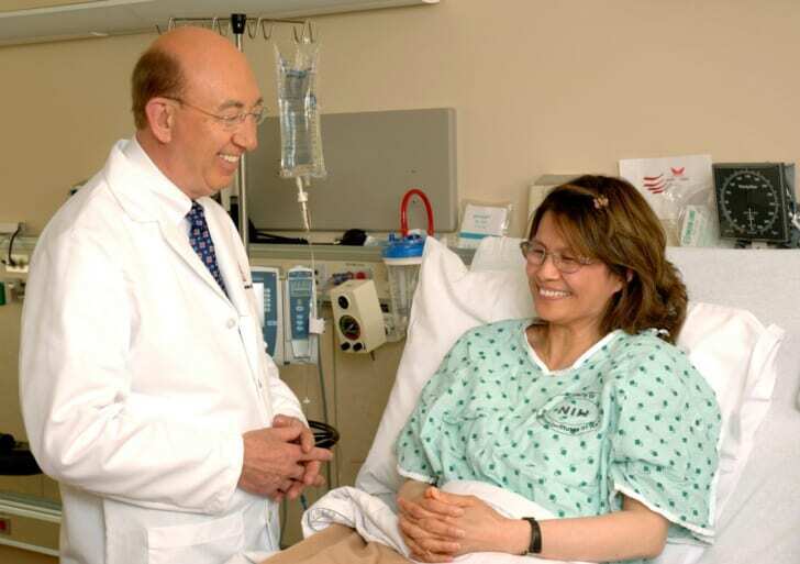 医師と会話をする入院患者の写真