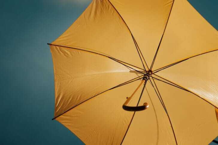 黄色い傘が空中にある写真
