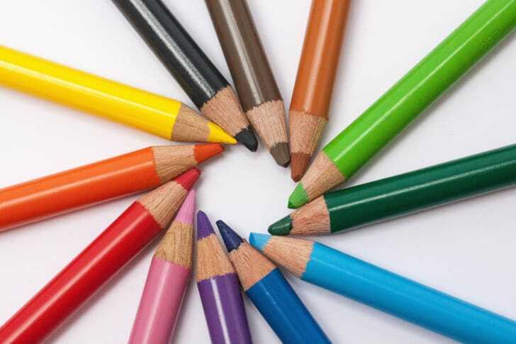 色鉛筆を円状に並べている写真