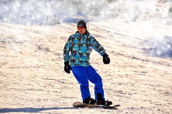 スノーボードで滑っている男性の画像
