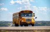 中学生、高校生が使うスクールバスの写真