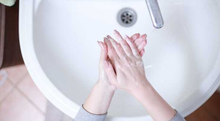 泡ソープで手洗いしている女性の写真