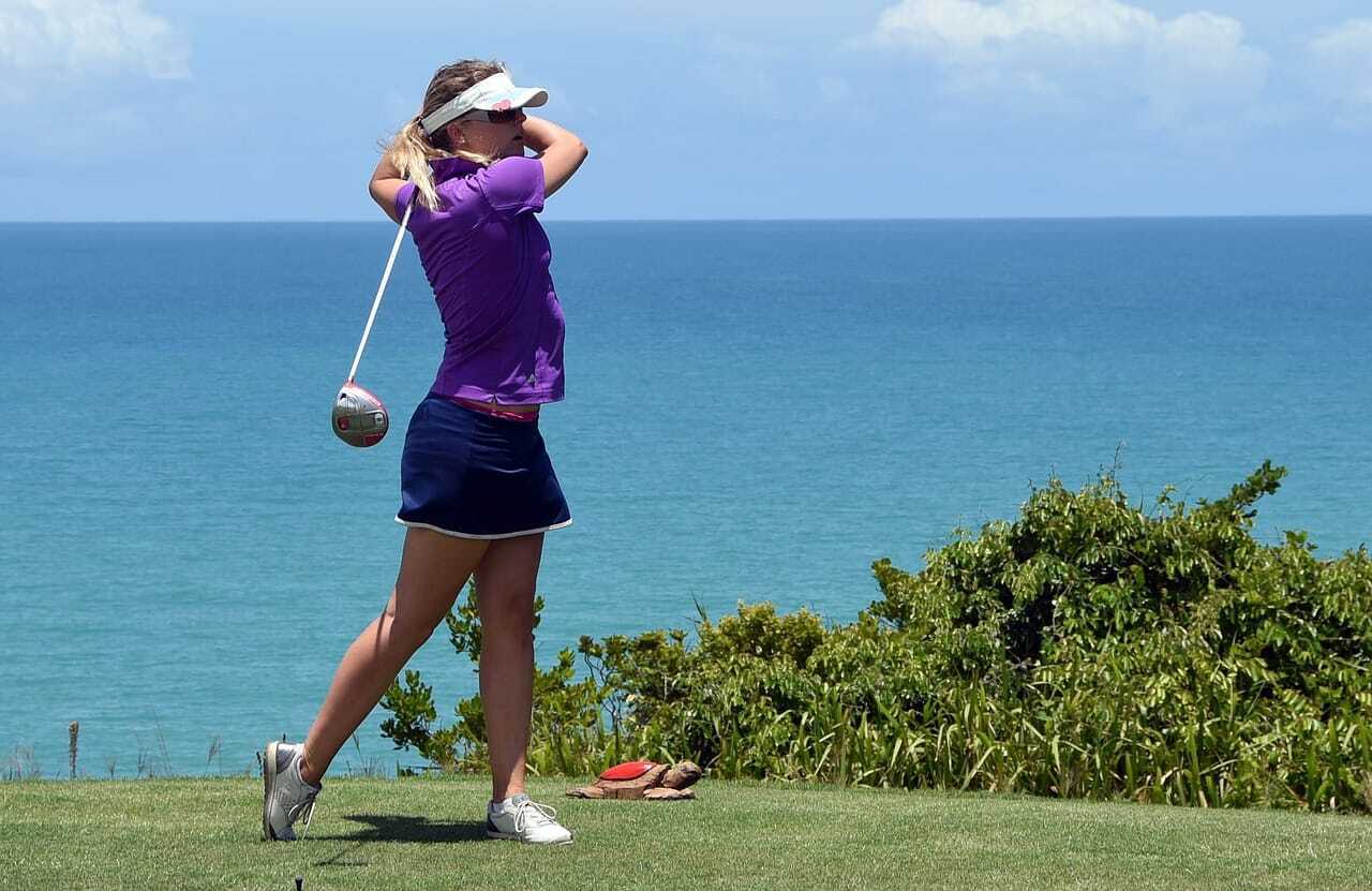 ゴルフウェアを着ている女性の画像