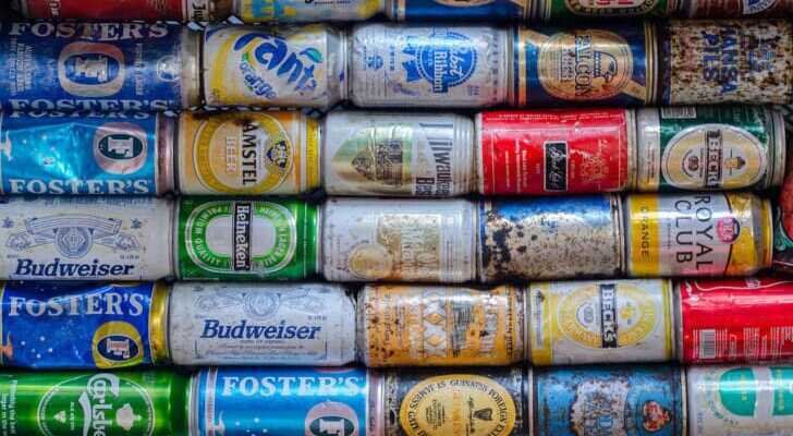 色とりどりの缶ビールが重ねられている画像
