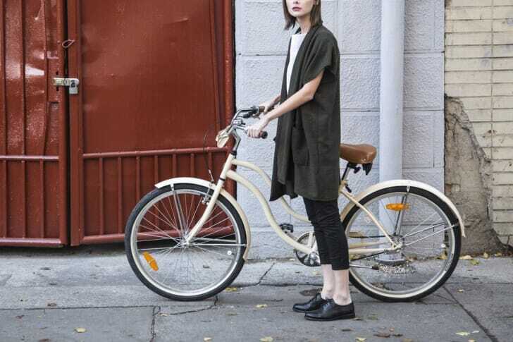 おしゃれな自転車で街乗りしている女性の写真