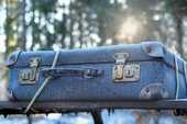 青いヴィンテージ感のあるスーツケースの画像