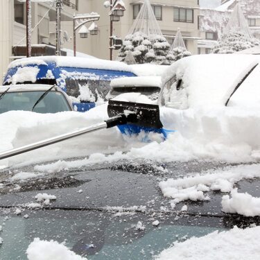 車の雪下ろしに便利なスノーブラシおすすめ10選 スノースクレーパー付きや傷つかないスポンジタイプも紹介