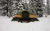 雪山でキャンプする冬用テントの写真