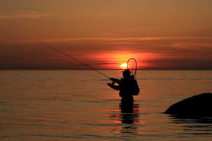 夜釣りを楽しんでいる人の写真