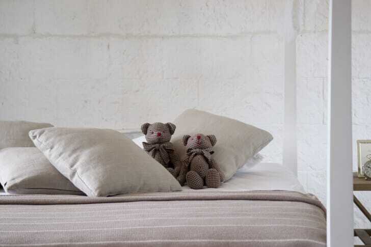 クマが並べられたベッドの写真