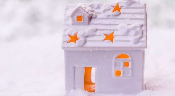 雪のように白い陶磁器製家の置物の写真