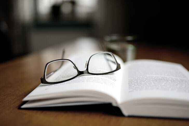 本にメガネが逆さに置かれている写真
