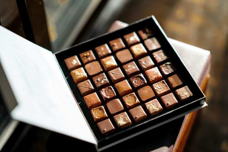 お土産にふさわしい箱入りのチョコレートの写真
