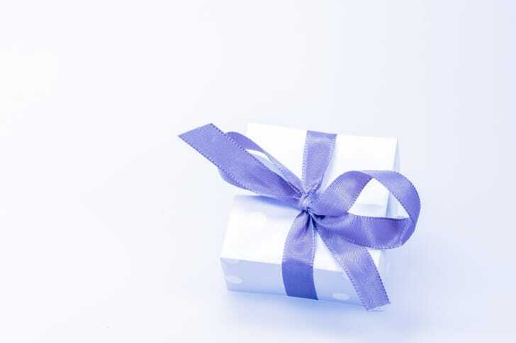 白い箱にブルーグレーのリボンがかかっているプレゼントの写真