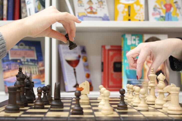 チェスをしている2人の手元の写真