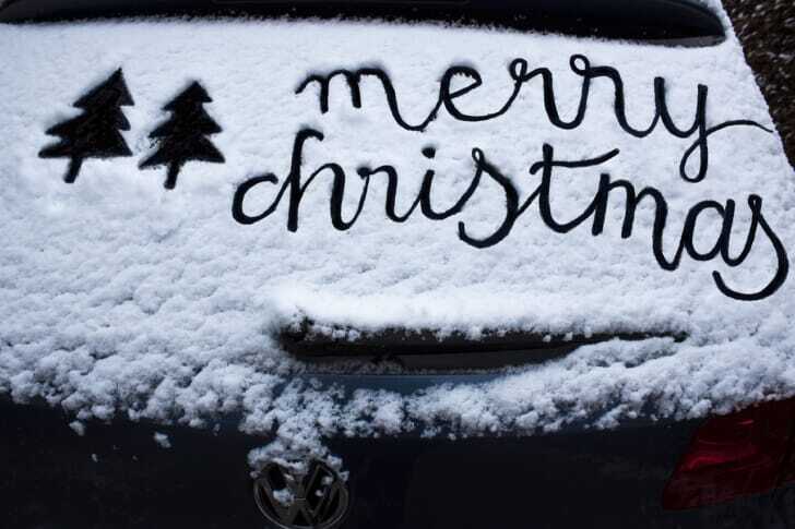 スノースプレーでデザインされたメリークリスマスの文字