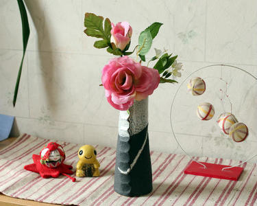 かわいいお花をおしゃれに飾るおすすめの陶器の一輪挿し6
