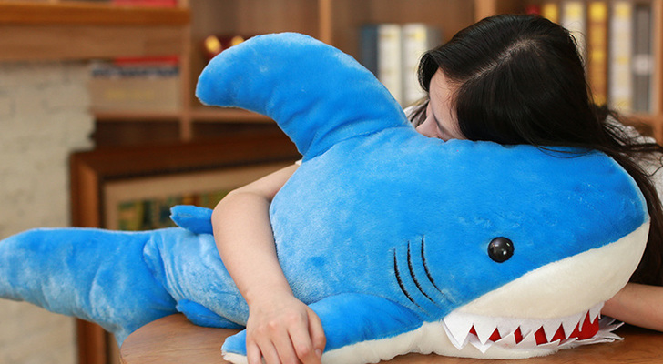 ゆるい顔に癒される かわいいサメのおもちゃ ぬいぐるみ12選 一緒に寝れる特大ホホジロザメや赤ちゃん用おもちゃも