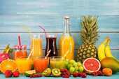新鮮そうな果実のジュースが並ぶ写真