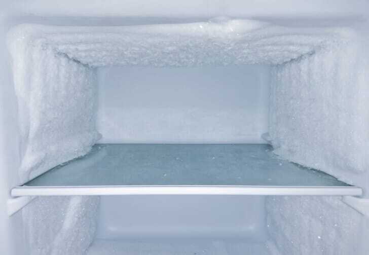 冷凍庫に霜ができている写真