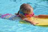 水中メガネをつけて泳ぐ子供の写真