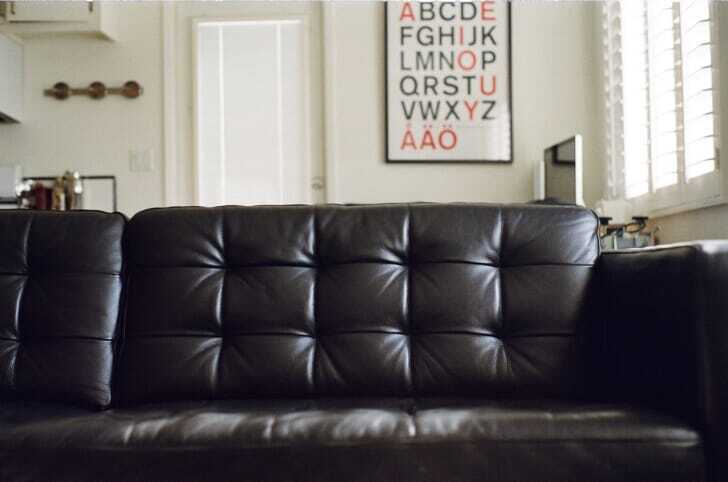 黒いレザーのソファがリビングに置いてある画像
