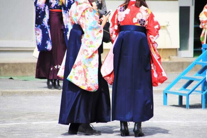 卒業式で袴にブーツを合わせた女の子の写真